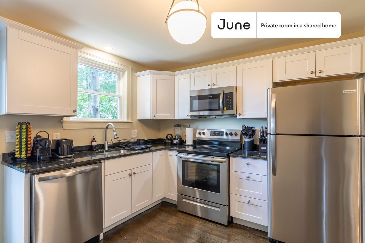 Building Photo - Room in Shared 6 bed/4 bath home