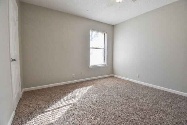 Building Photo - Available Now! Stunning 3 Bed 2 Bath in Fl...