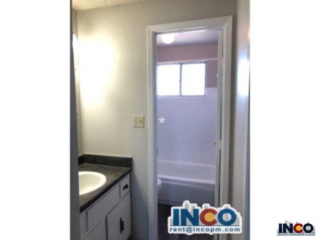 Building Photo - Convenient location! 1 bed 1 bath Apartmen...