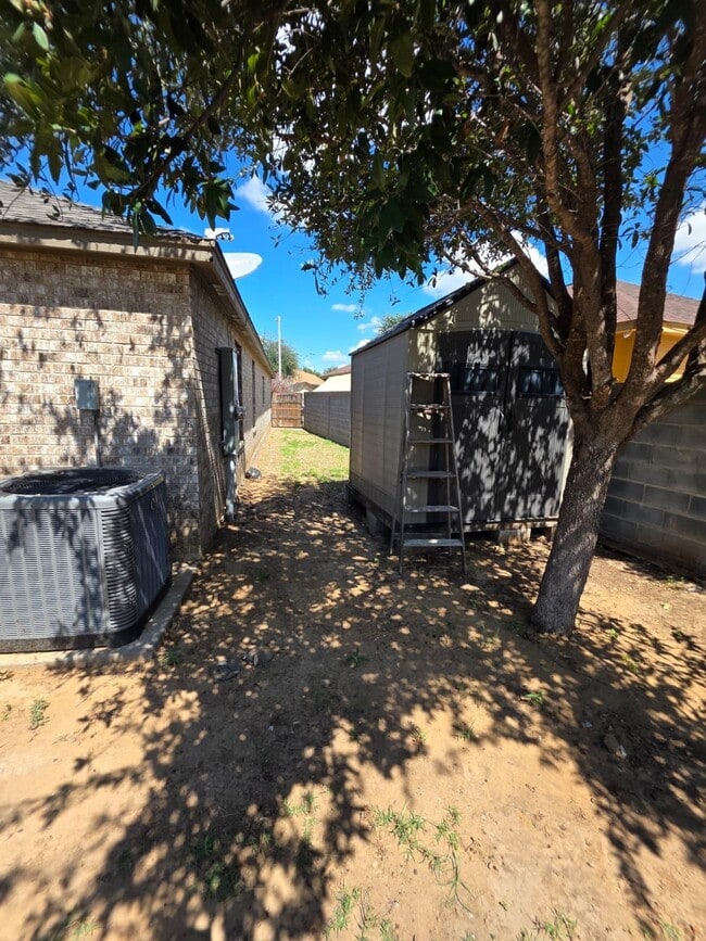 Building Photo - 613 Cuervo Dr