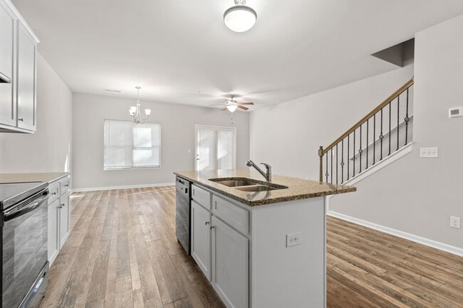 Building Photo - 3 bed 2.5 bath Townhome in Jonesboro!