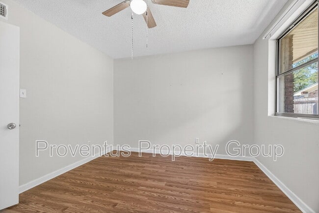 Building Photo - 8 Manor Dr