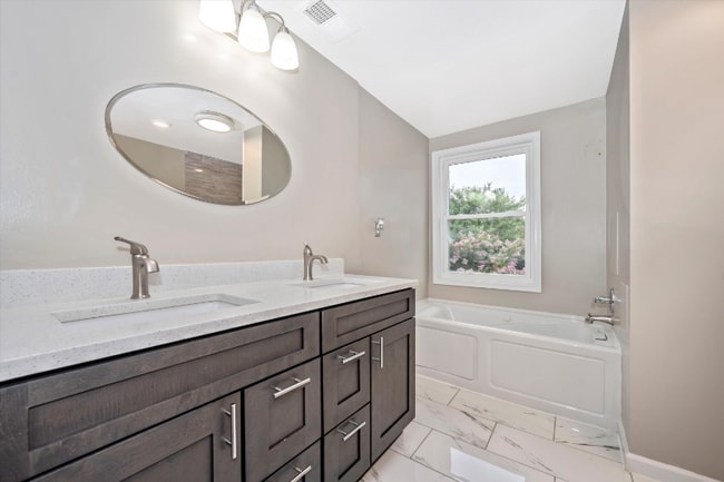 Building Photo - 628 Ingleside Ave