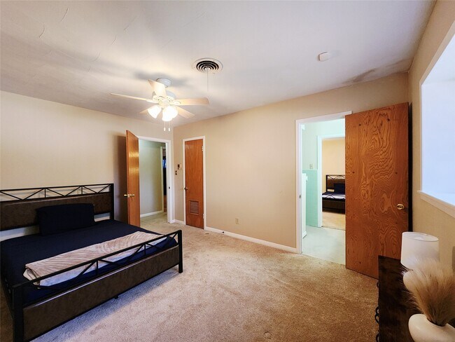 Building Photo - 1702 Ivie Lee St