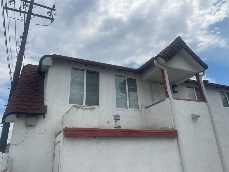 Upper unit - 1131 E Whiting Ave