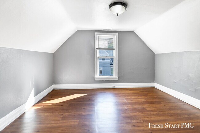 Building Photo - Spacious Upstairs Unit with 3 Flexible Rooms & Full Kitchen