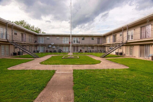 Building Photo - Spacious 2-Bedroom Apartment with Off-Street Parking & On-Site Laundry