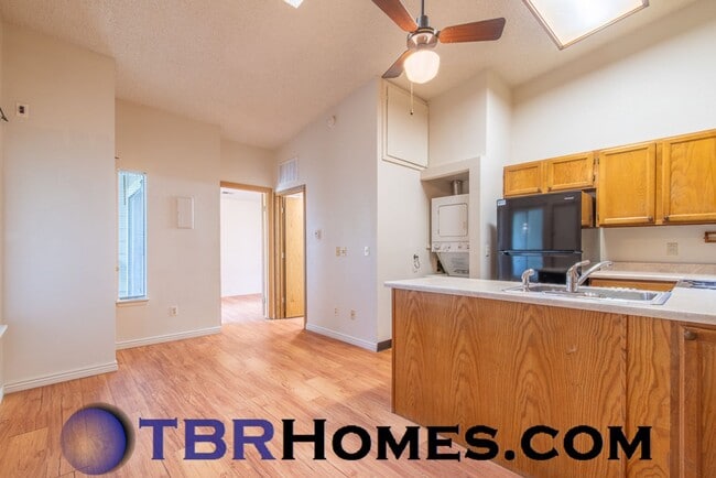 Building Photo - 920 S Dawson Way