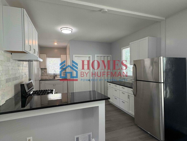 Building Photo - Two Bedroom House | Updated Unit