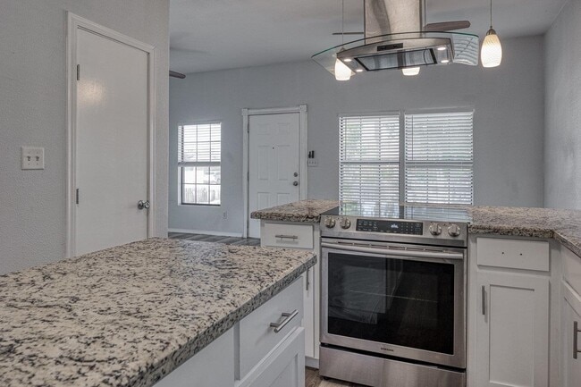 Building Photo - 905 E 3rd St