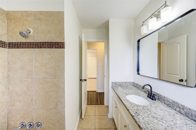 Building Photo - 9811 Shadydale Ln