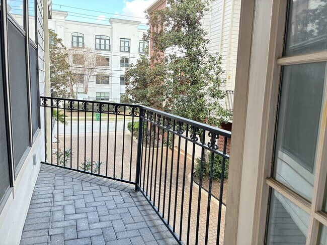 Building Photo - 1000 Columbus St