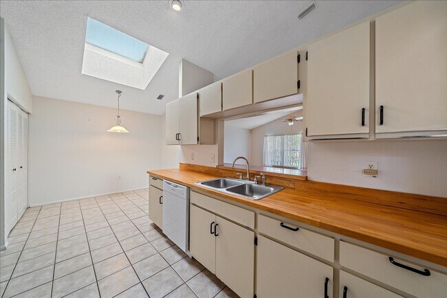 Building Photo - Annual 3 bed 2 bath house with a garage av...