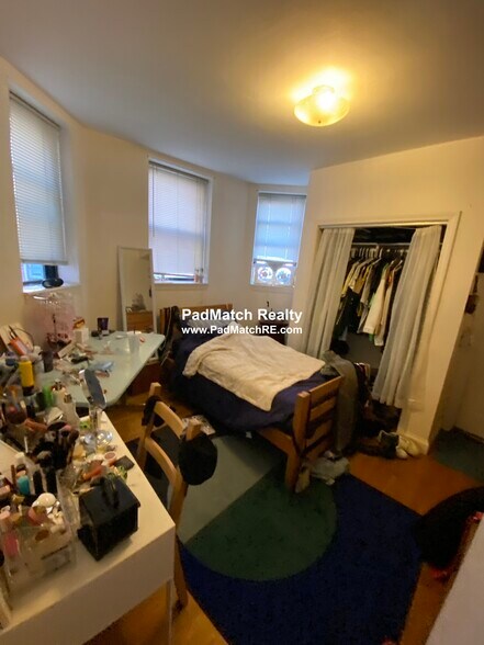 Building Photo - 208 Kelton St