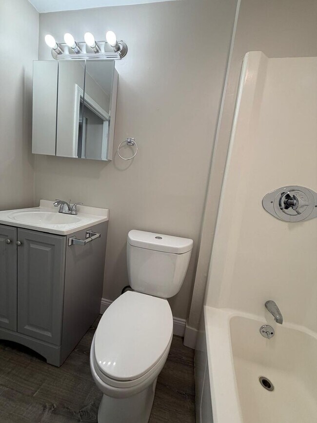 Building Photo - Fully Renovated 2 Bed with Heat, Hot Water and gas for cooking included
