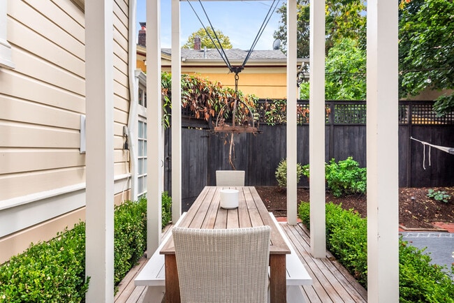 Building Photo - 2234 NW Johnson St