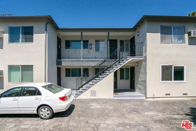 Building Photo - 6640 Woodman Ave