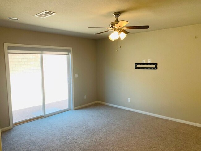 Building Photo - Beautiful Southwest Home with Dual Primary...