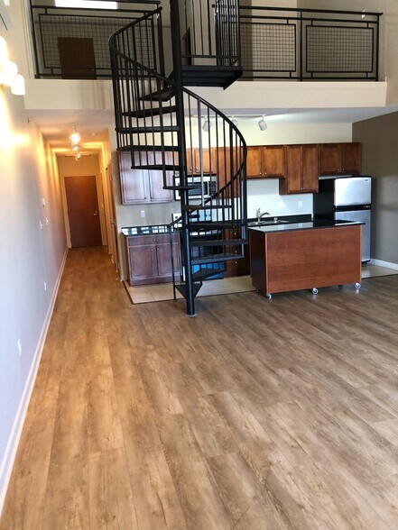 Building Photo - 401 W Shoreline Dr