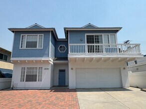 Building Photo - Beach close 4 bedroom, three bath townhous...