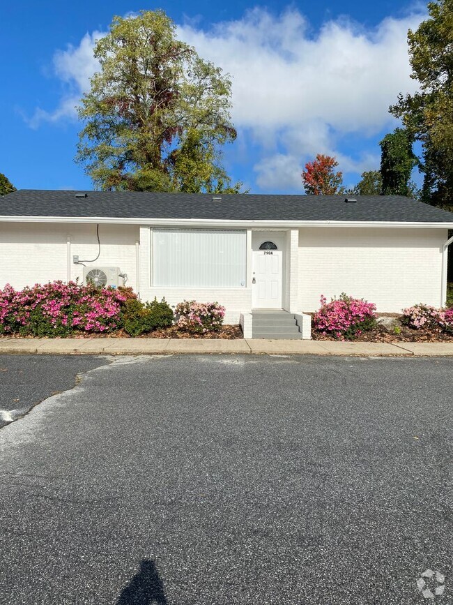 Building Photo - Walking Distance to Main Street