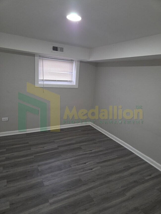 Building Photo - 4-Bedroom Duplex Downstairs unit in 2-Flat with Parking