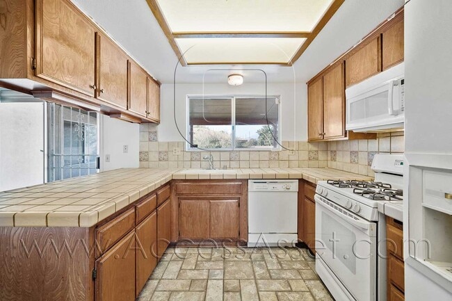 Building Photo - Single-Story 3 Bed with Covered Patio & Gated Yard