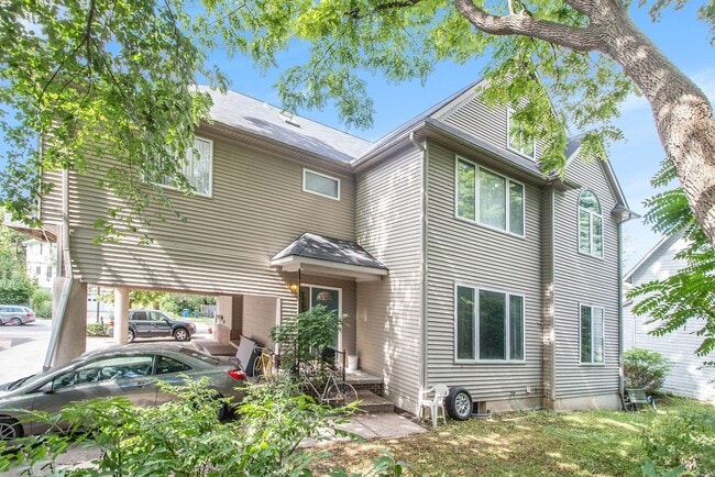 Building Photo - 316 Beakes St