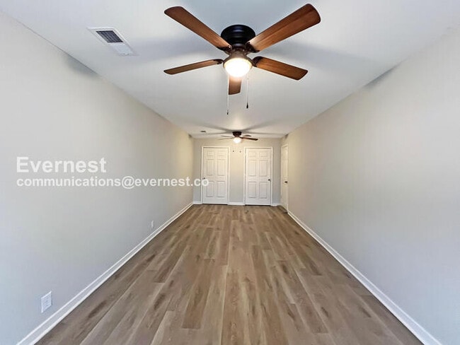 Building Photo - 4 Bed, 1.5 Bath Home with Fenced Yard / Pet-Friendly / Coming Soon!