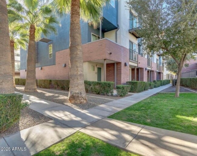 Building Photo - 525 W Lakeside Dr