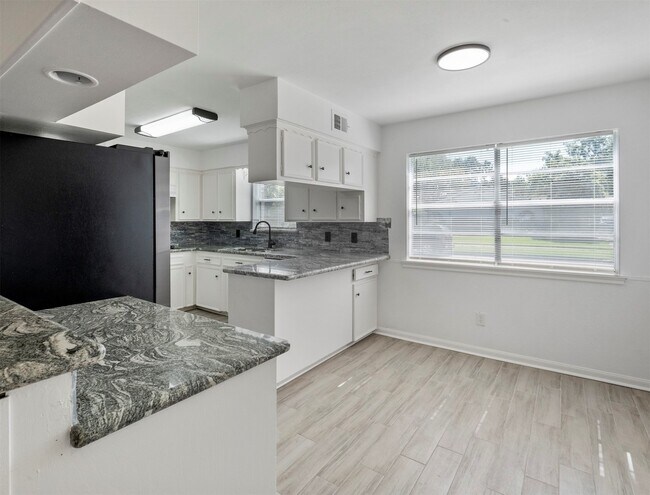 Building Photo - 9418 Brooding Oak Cir