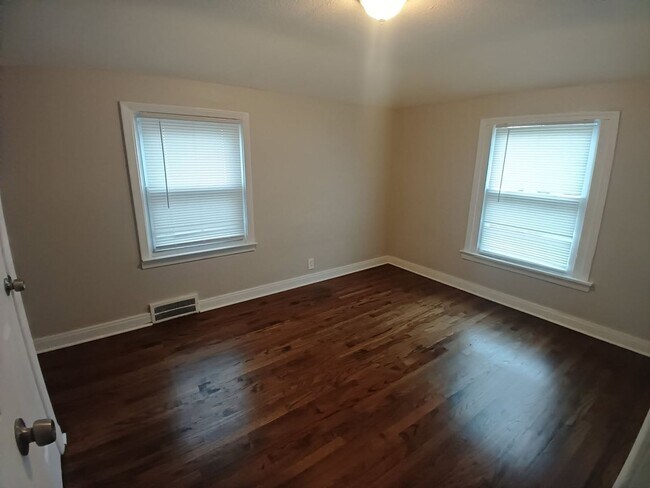 Building Photo - 3 Bedroom Colonial