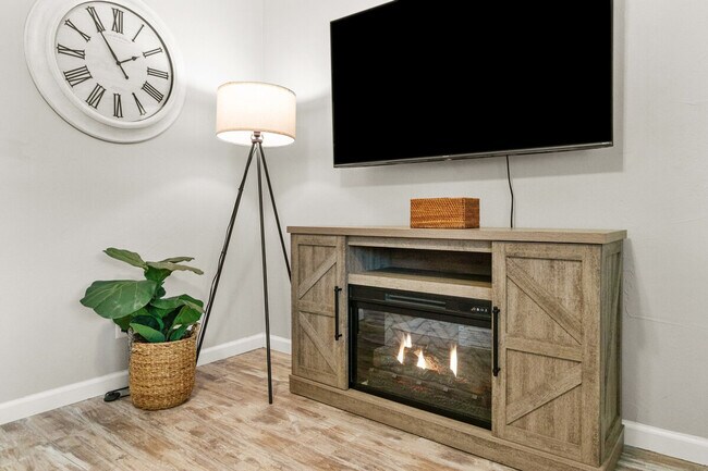 Building Photo - 826 W Weiland Ave