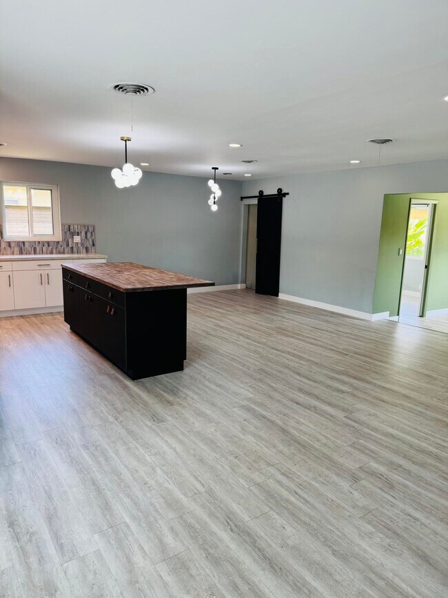 Building Photo - 2171 NE 62nd Ct