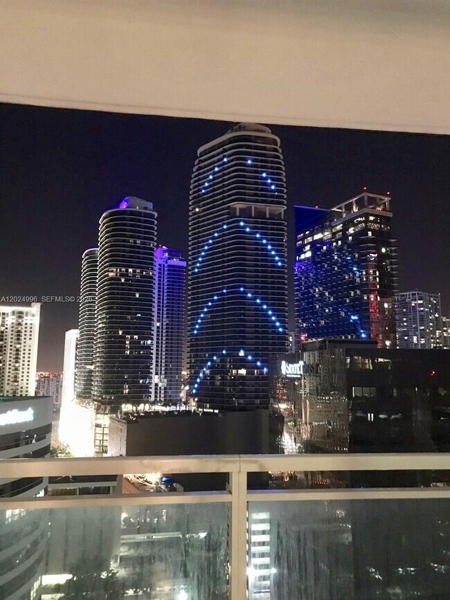 Building Photo - 950 Brickell Bay Dr