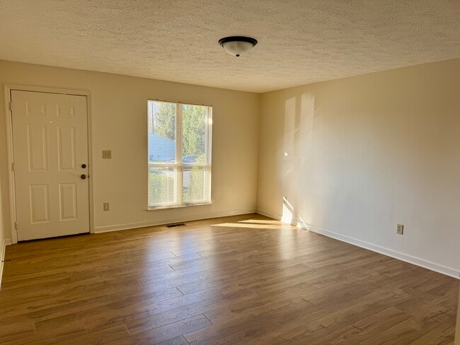 Building Photo - 325 Cedar Cliff Rd