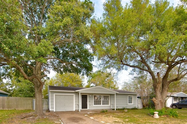 Building Photo - 1418 13th Ave N