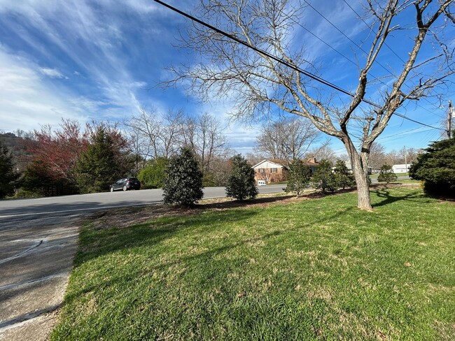 Building Photo - Weaverville - Clean and Tidy! Home Office,...