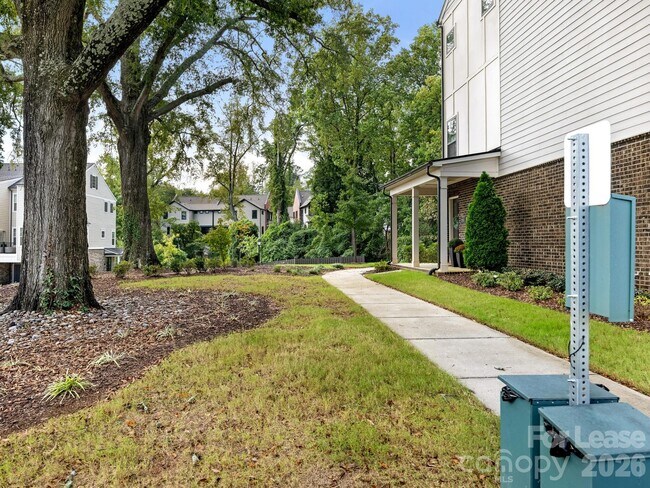 Building Photo - 2555 Deacon Ave