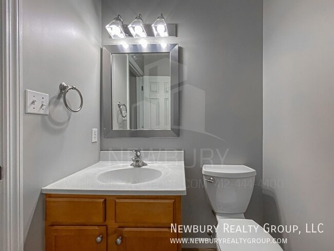 Building Photo - 135 Banksville Pl