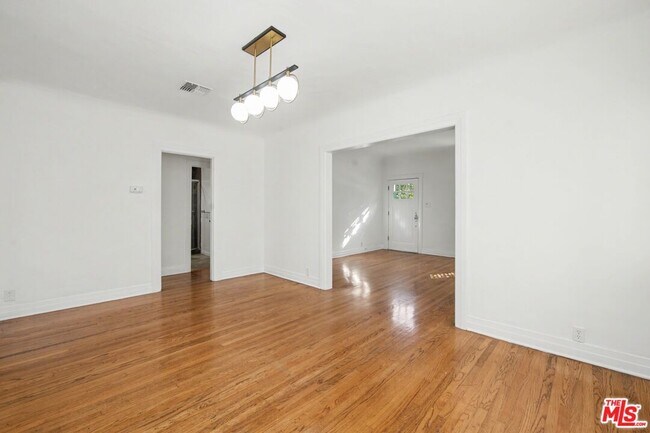 Building Photo - 10543 Almayo Ave