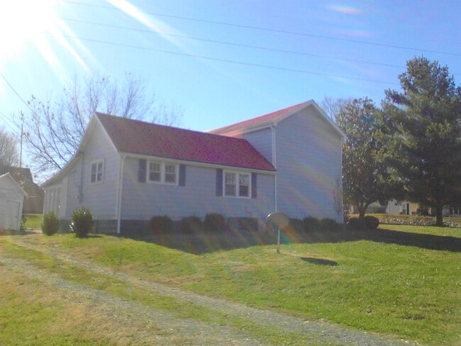 Building Photo - 205 N Cedar St