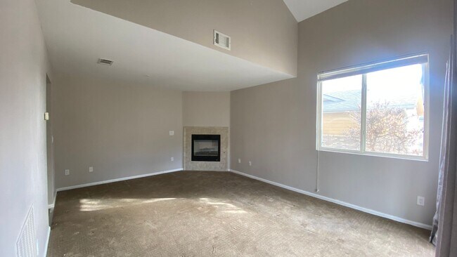 Building Photo - 2 Bedroom 2 1/2 Bathroom Brighton Condo