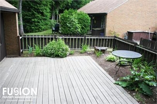 Building Photo - 8 Cedar Glen N