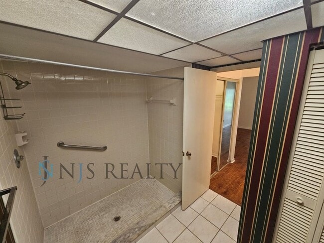 Building Photo - LOCATION LOCATION! 2/2 1234 Sq. Ft. with H...