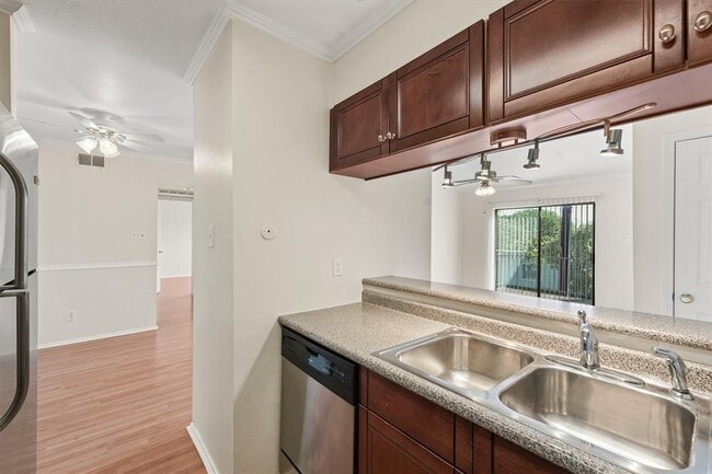 Building Photo - 7144 N Holiday Dr