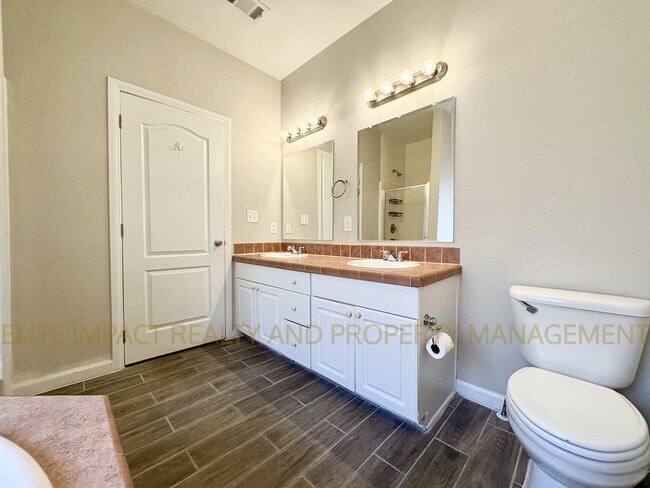 Building Photo - 4247 E White Water Dr