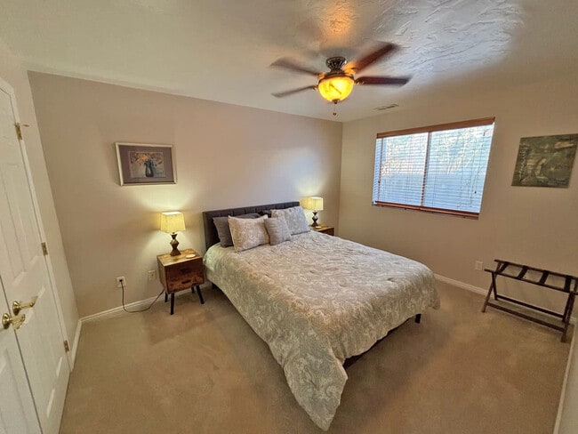 Building Photo - 2009 Sweetbriar Ln