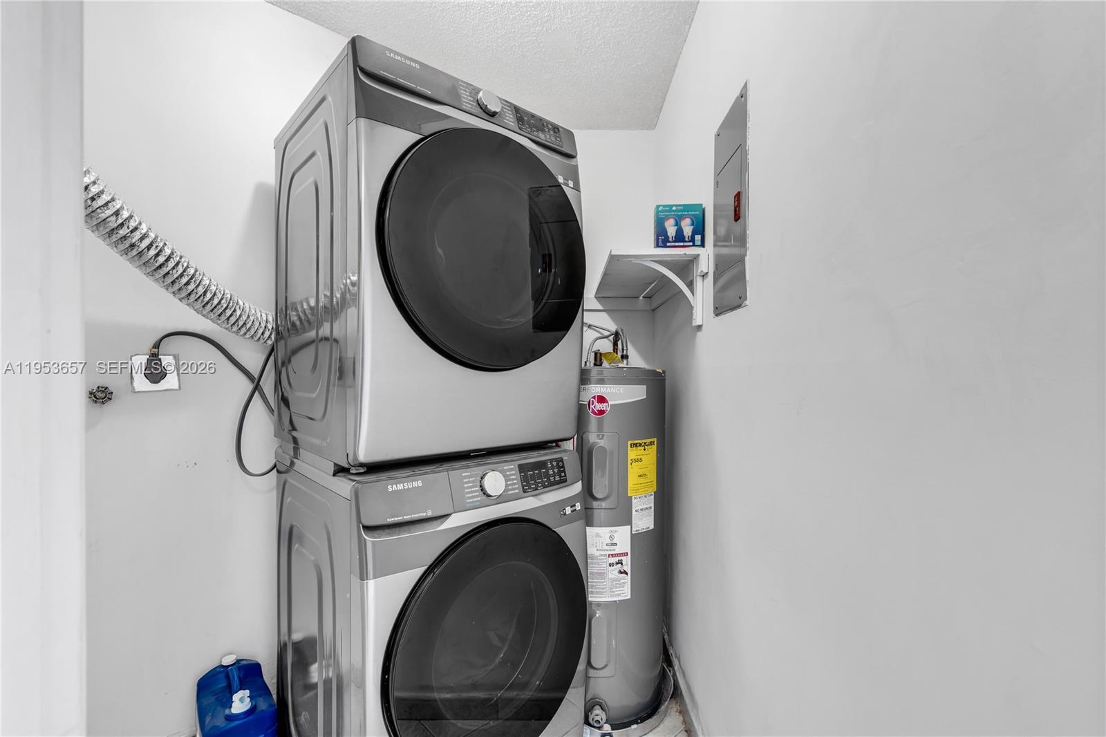 Building Photo - 9421 Fontainebleau Blvd