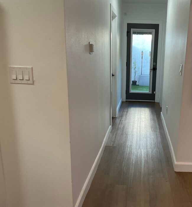 Building Photo - 1227 E 7th St